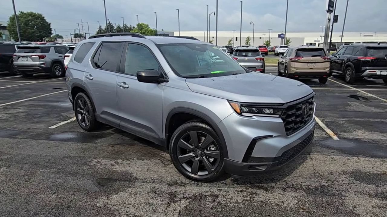Used 2025 Honda Pilot Sport image 2
