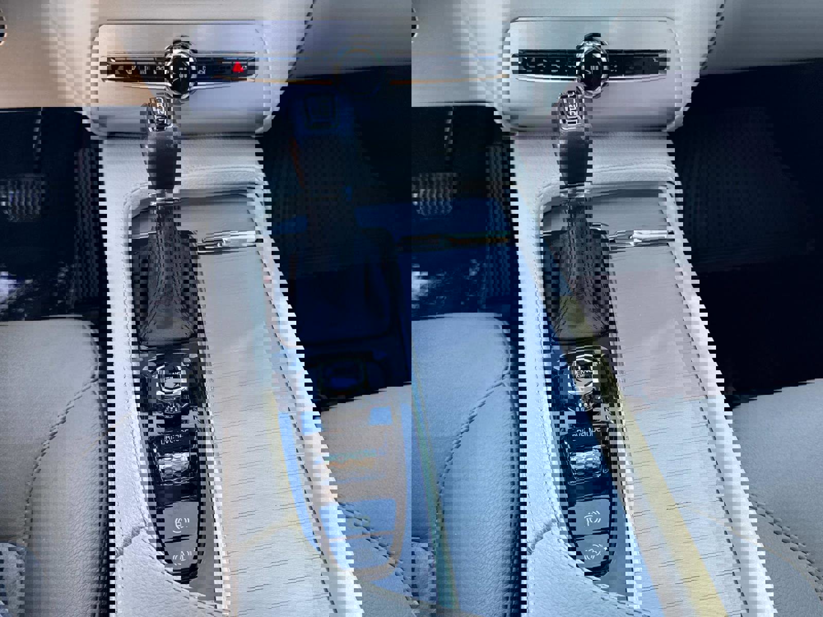 Used 2017 Volvo XC90 T6 Momentum w/ Vision Package image 23