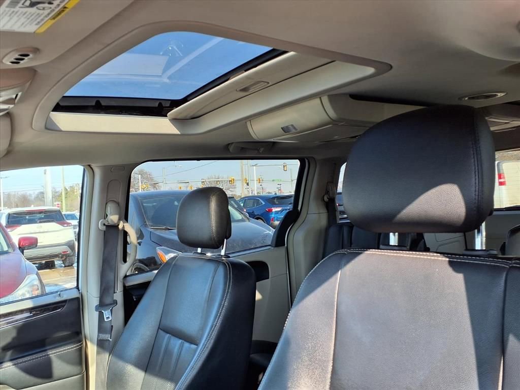 Used 2016 Chrysler Town & Country Touring-L image 17