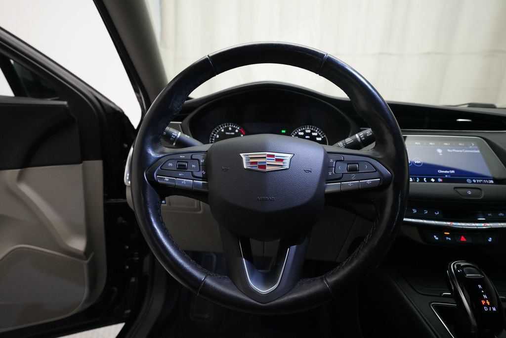 Used 2020 Cadillac XT4 Luxury w/ Cold Weather Package AWD/4WD image 4