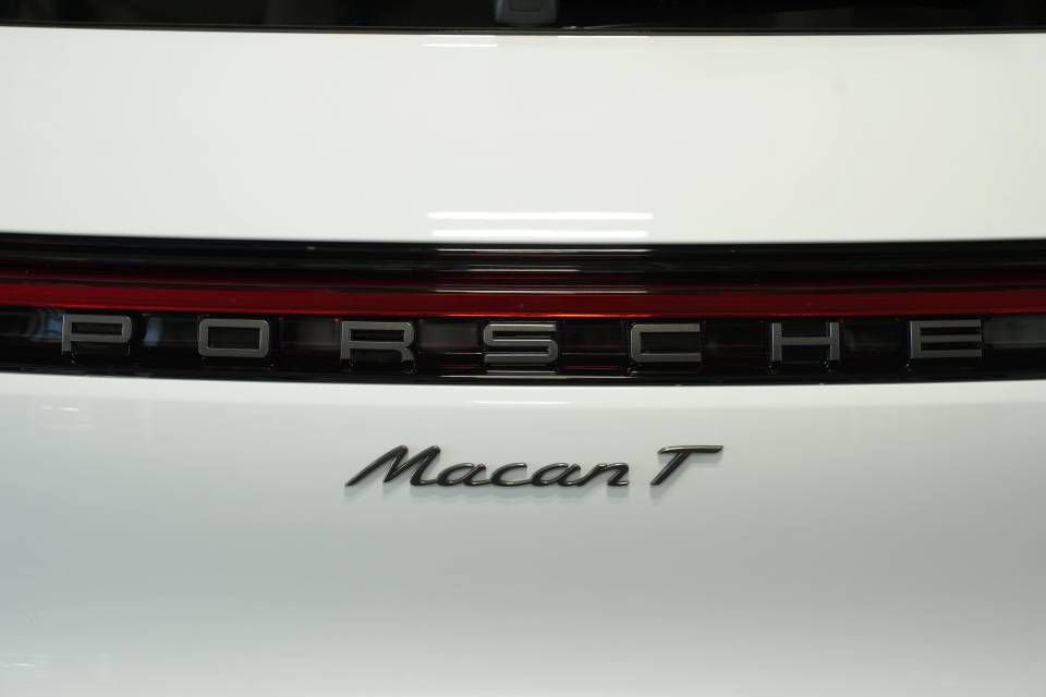 Certified 2025 Porsche Macan Turbo AWD/4WD image 38