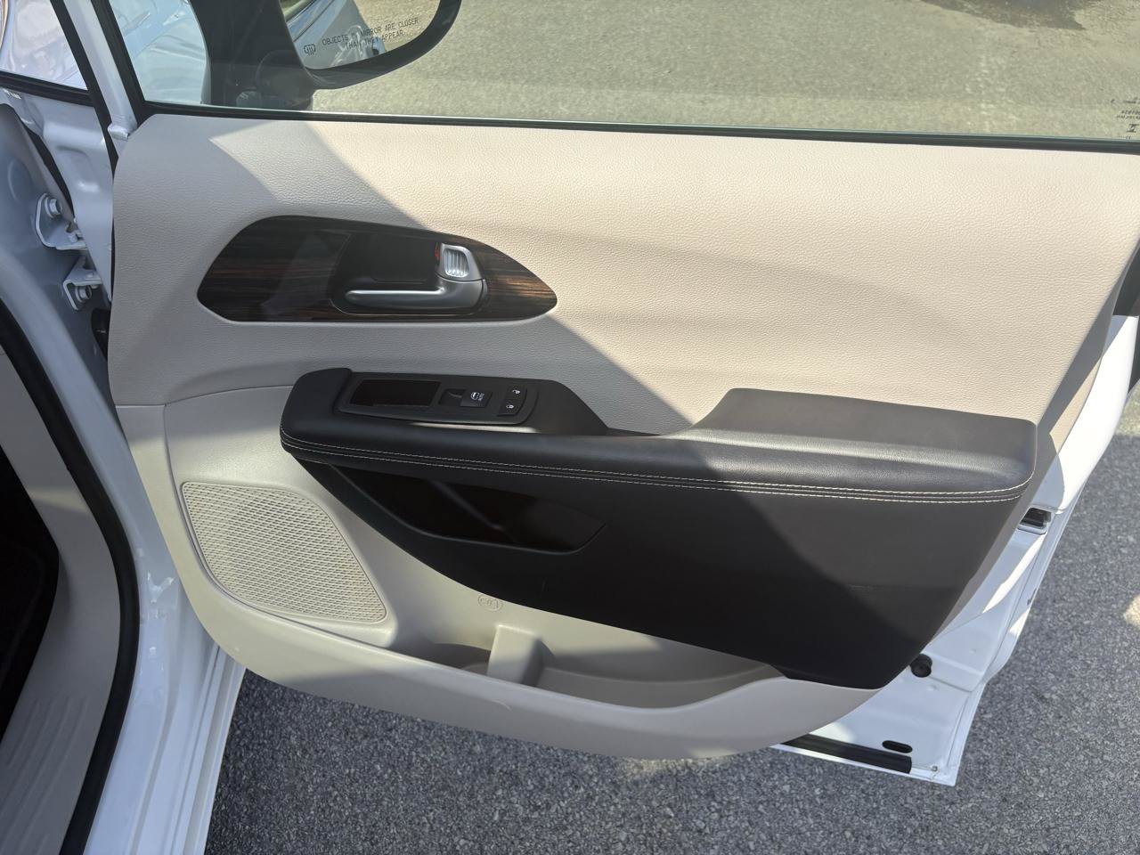 Used 2024 Chrysler Pacifica Limited FWD image 41