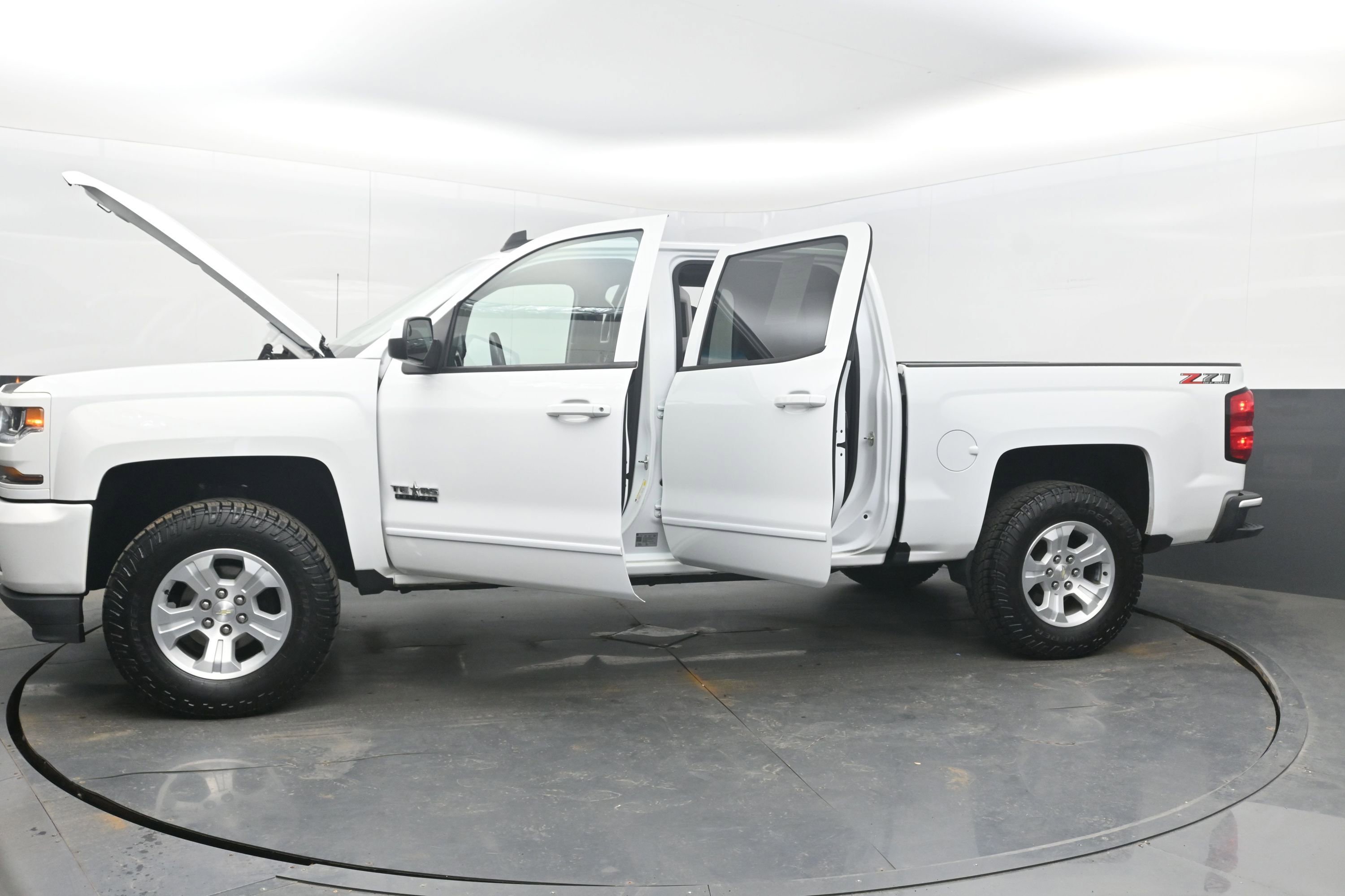 Used 2018 Chevrolet Silverado 1500 LT w/ Texas Edition image 44