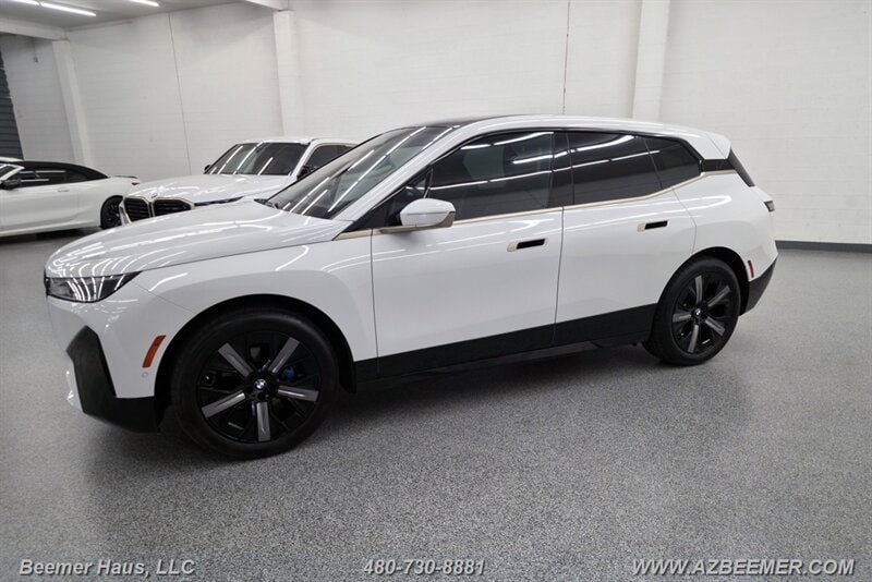 Used 2023 BMW iX xDrive50 w/ Sport Package AWD/4WD image 4