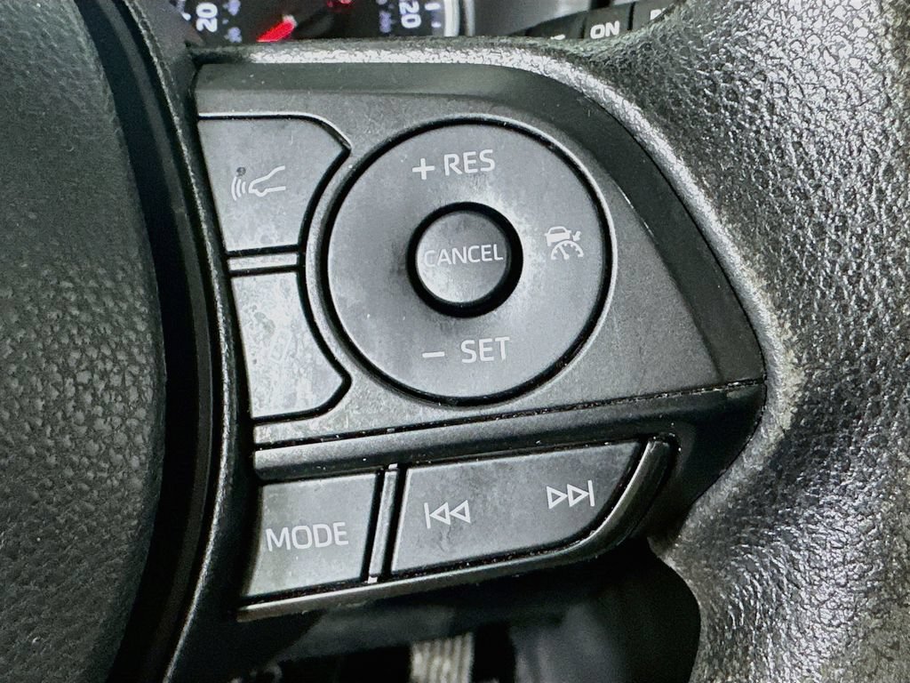 Used 2022 Toyota RAV4 XLE AWD/4WD image 25