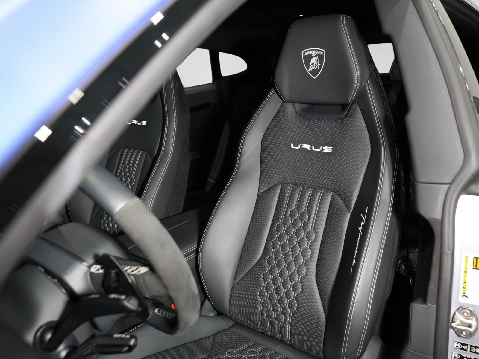 Used 2023 Lamborghini Urus Performante AWD/4WD image 28