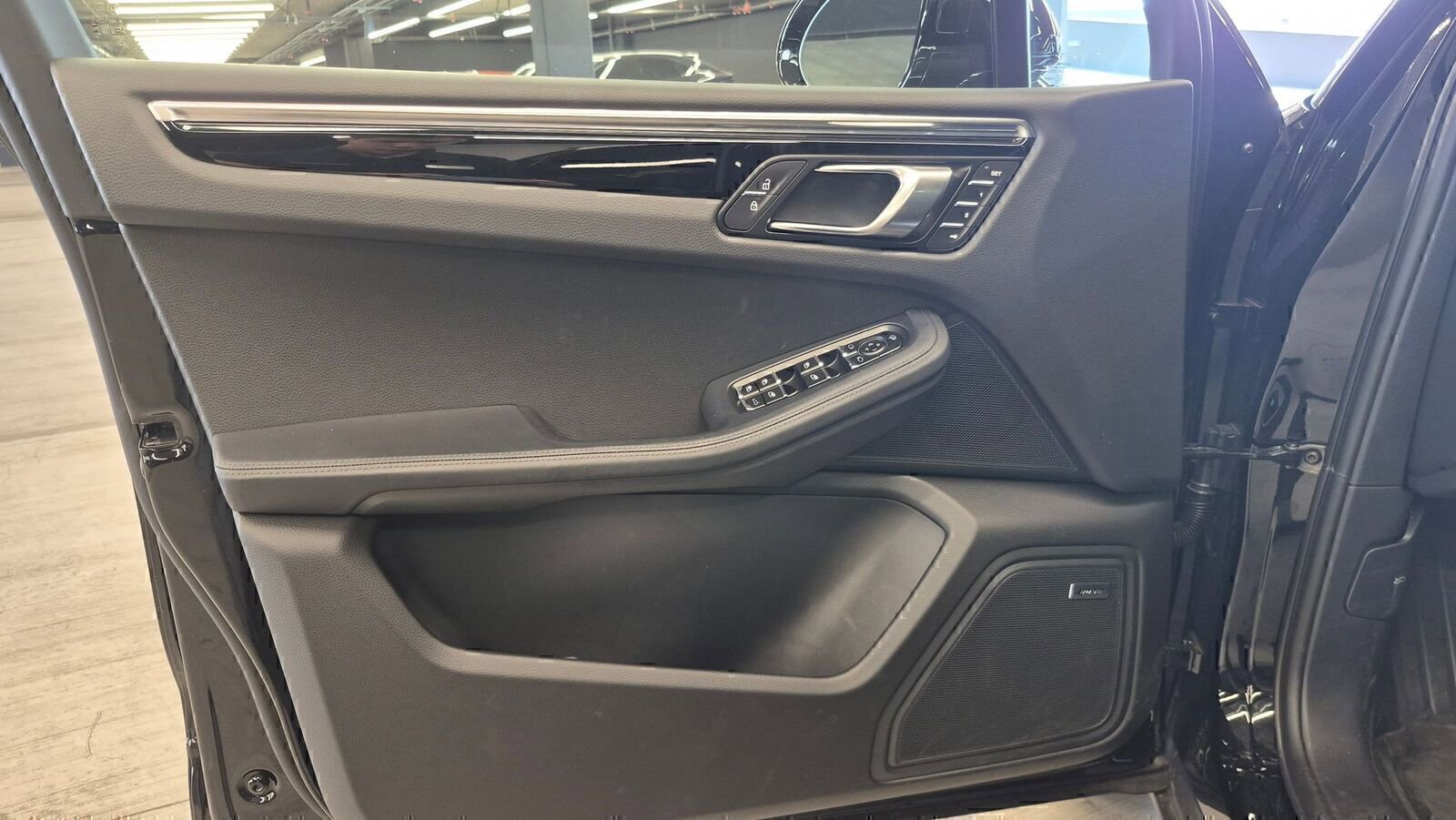 Certified 2026 Porsche Macan AWD/4WD image 8
