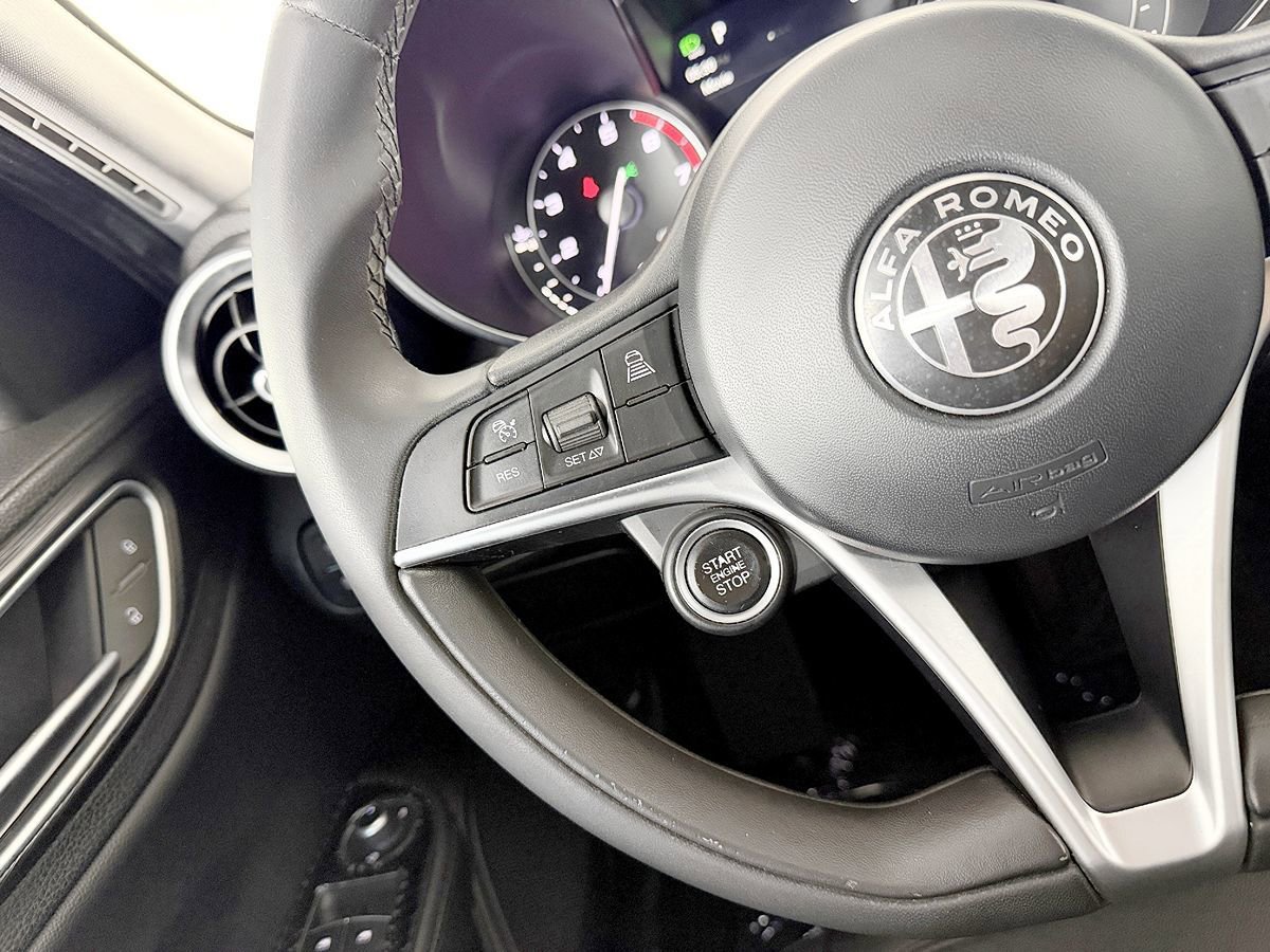 Used 2017 Alfa Romeo Giulia image 51