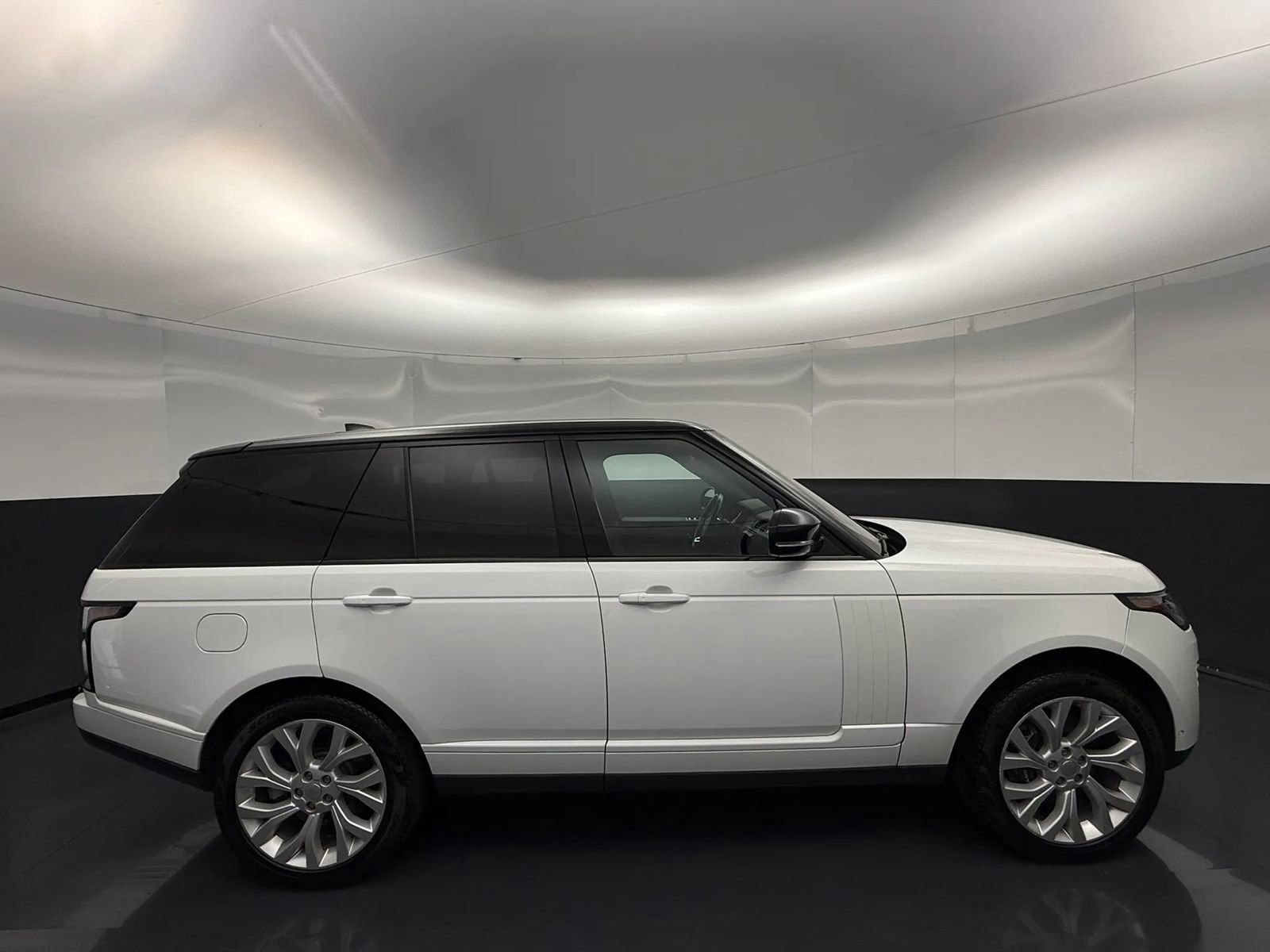 Used 2020 Land Rover Range Rover HSE image 4