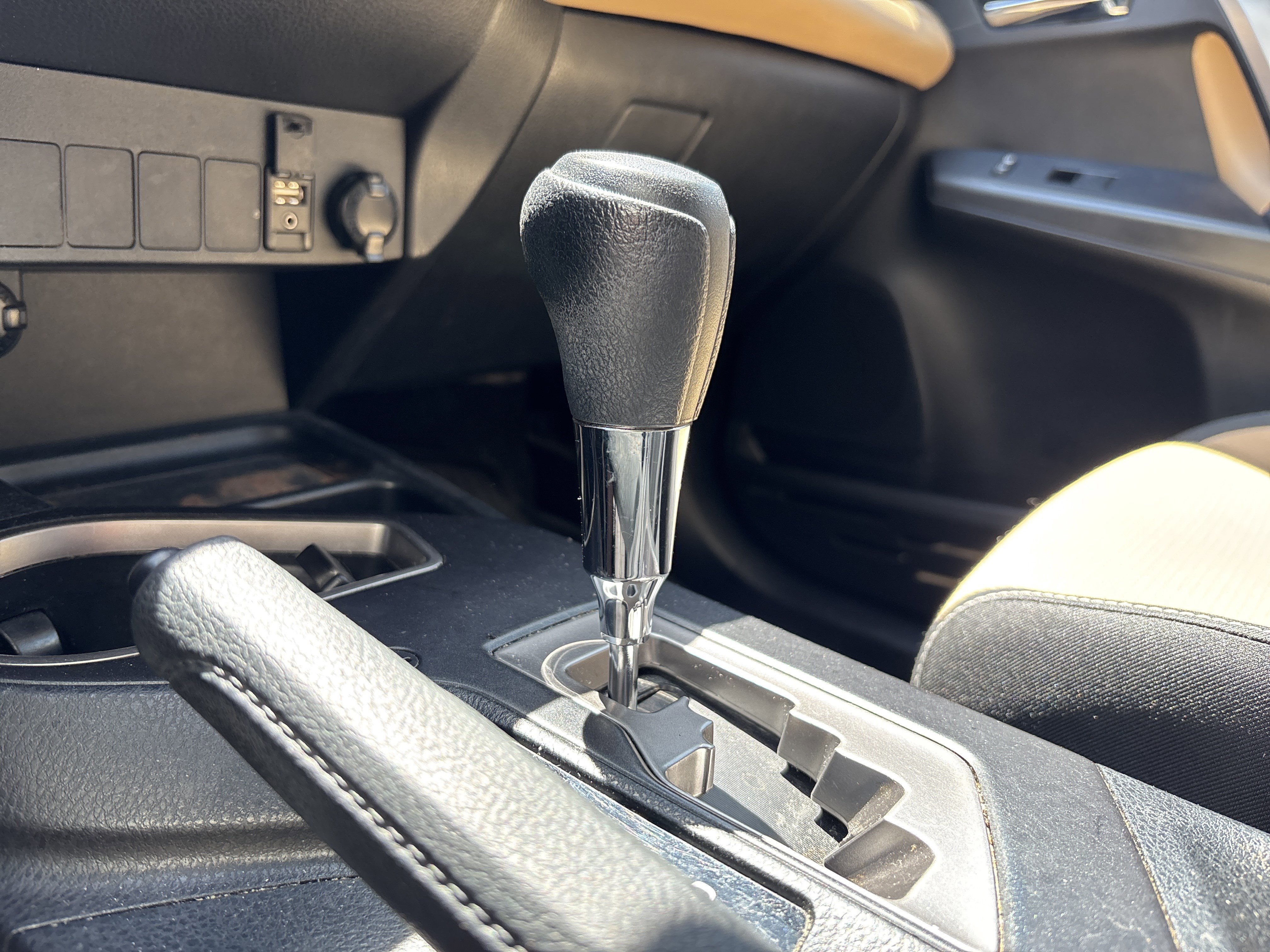 Used 2017 Toyota RAV4 XLE AWD/4WD image 25