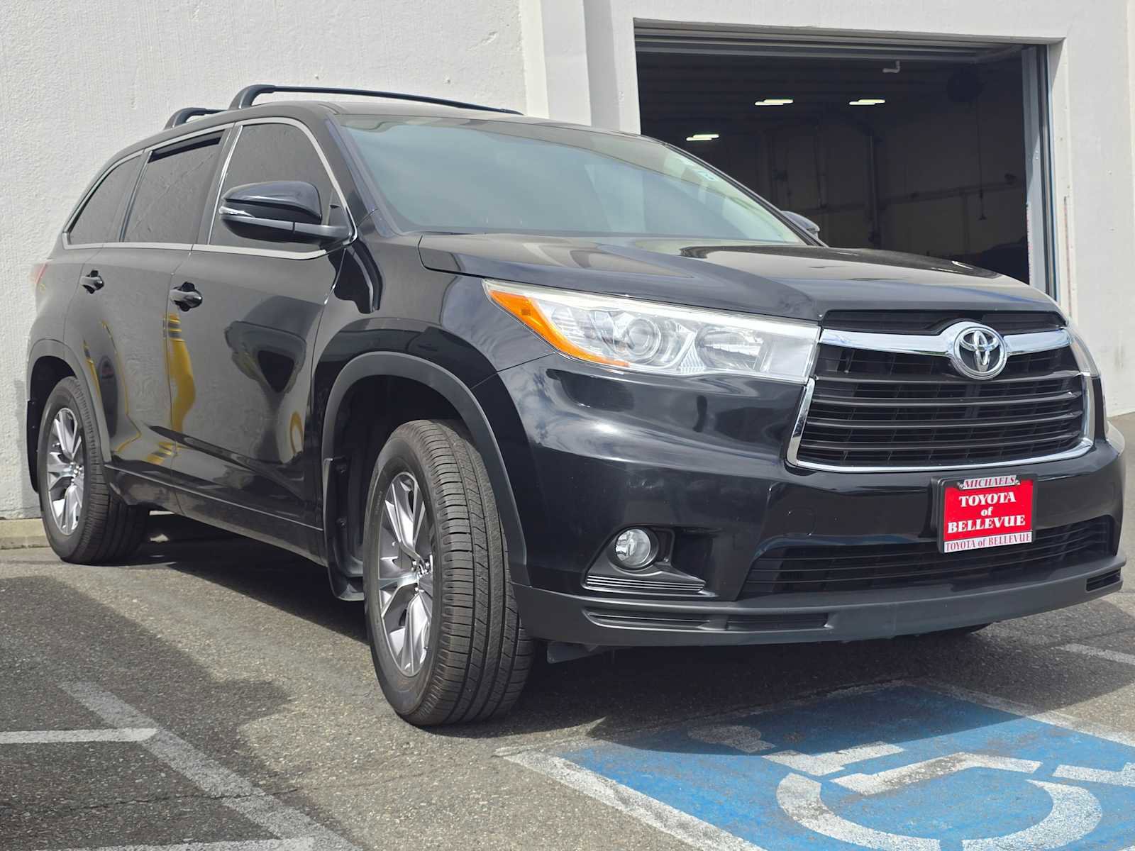 Used 2016 Toyota Highlander Plus AWD/4WD image 3