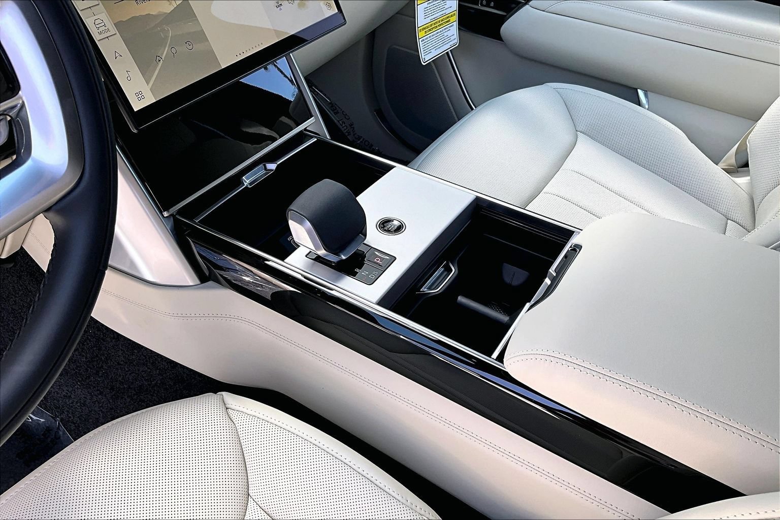 New 2026 Land Rover Range Rover Long Wheelbase SE AWD/4WD image 8