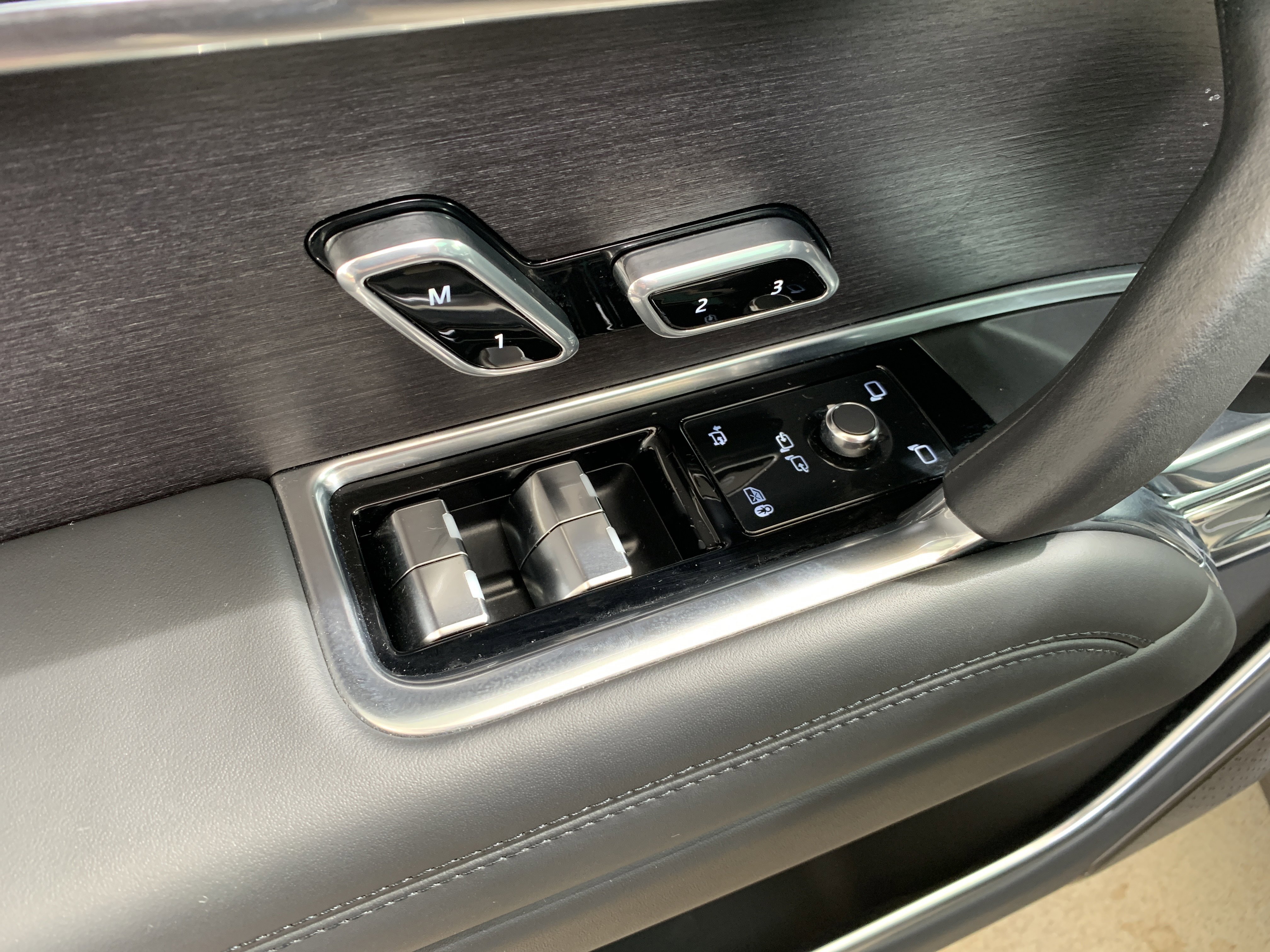 Used 2025 Land Rover Range Rover Autobiography image 9