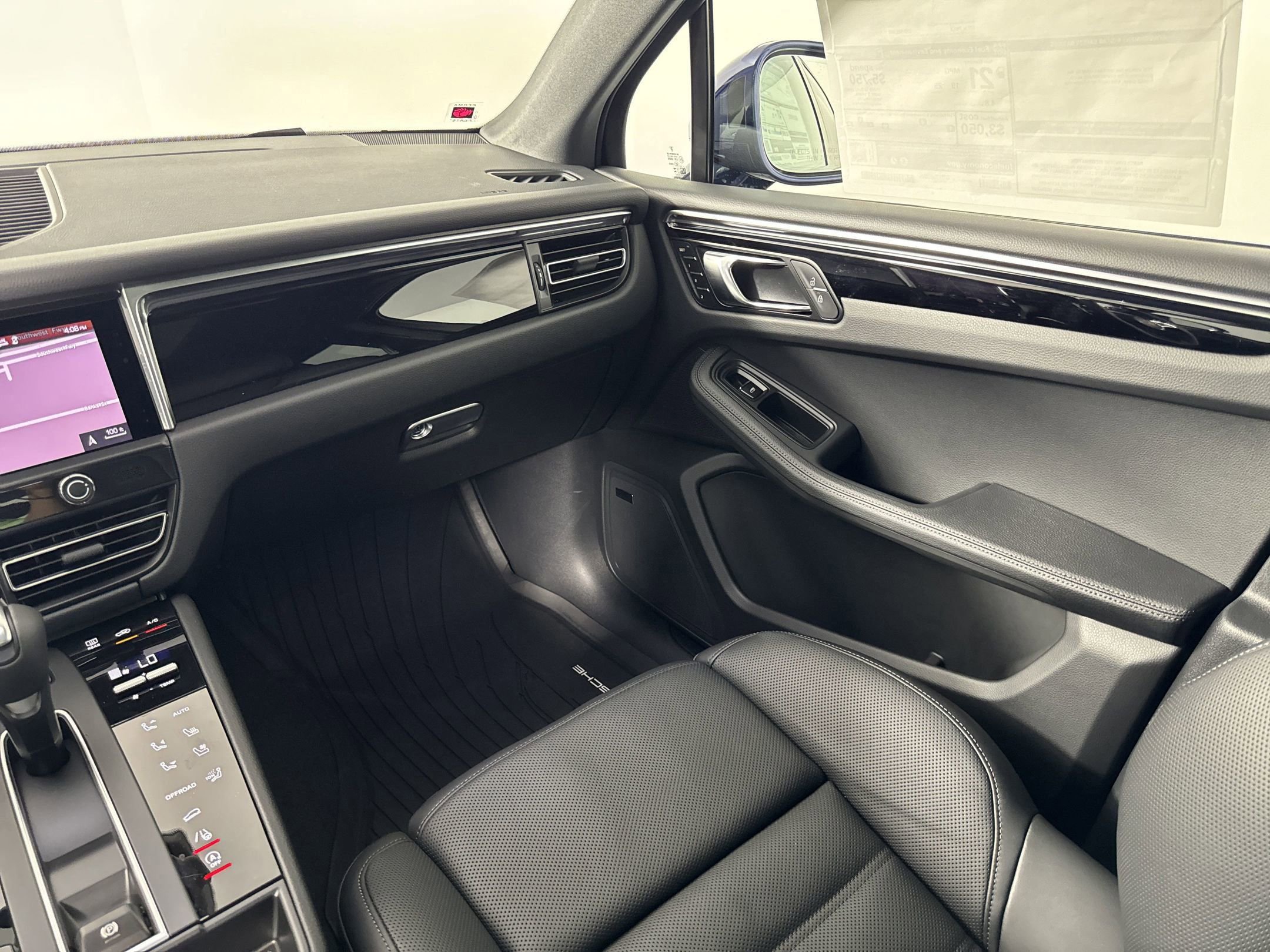 Certified 2025 Porsche Macan image 28