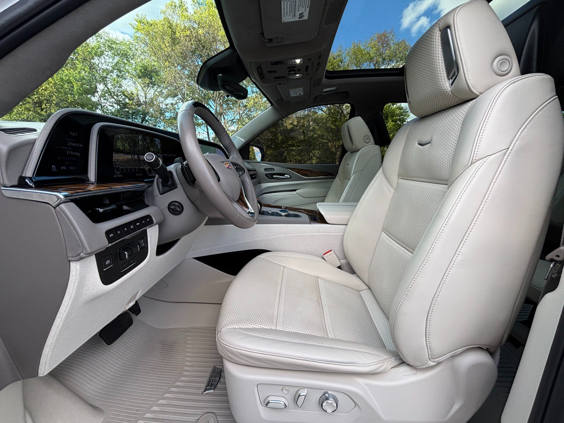 Used 2024 Cadillac Escalade Premium Luxury Platinum w/ LPO, Floor Liner Package AWD/4WD image 9