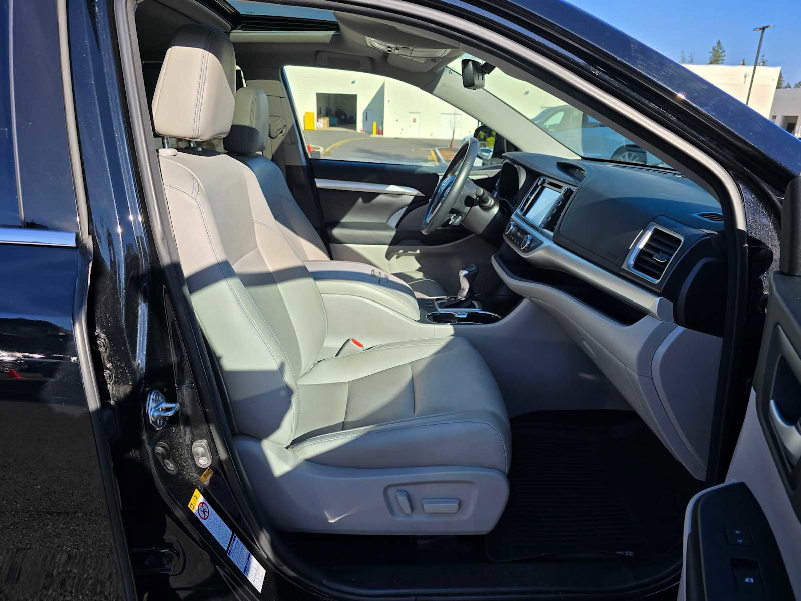 Used 2017 Toyota Highlander XLE image 11