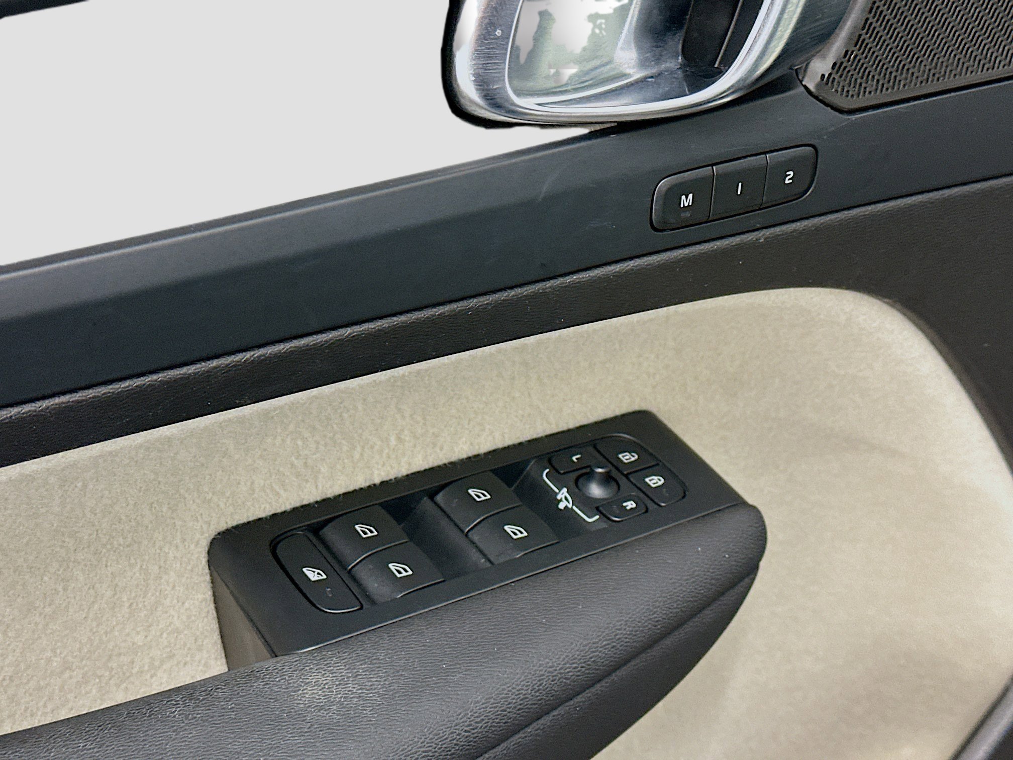 Used 2023 Volvo XC40 B5 Ultimate image 15