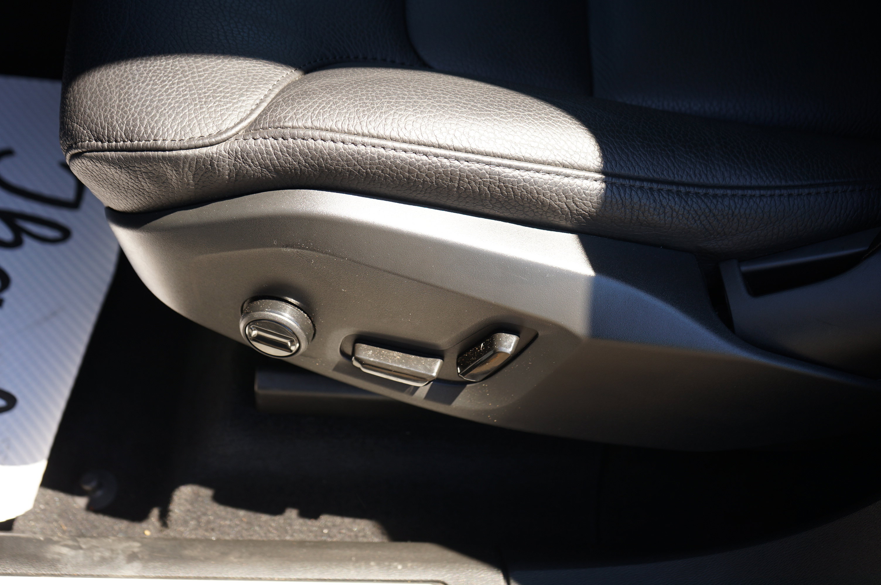 Used 2022 Volvo XC60 B5 Momentum image 18