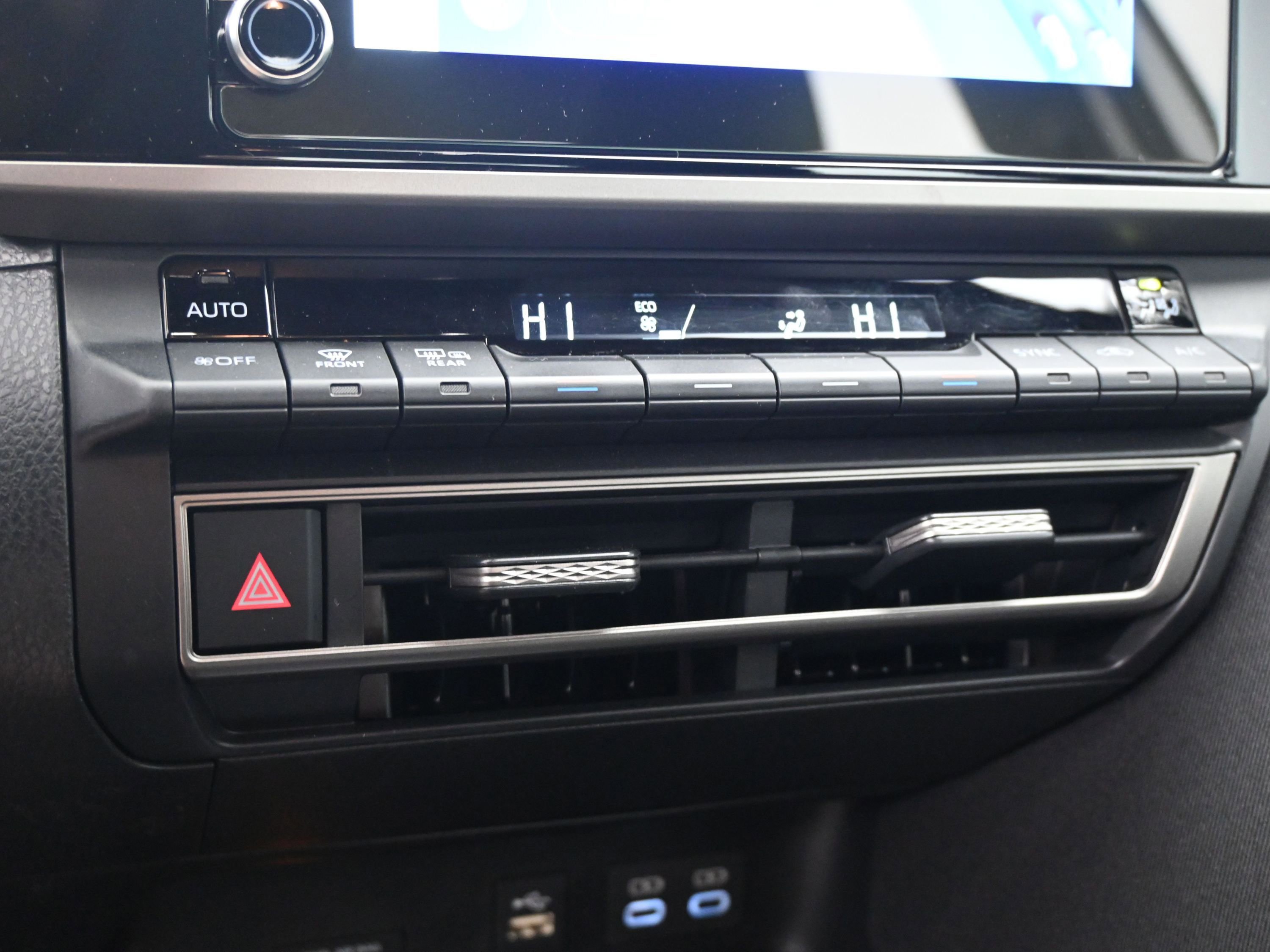 Used 2025 Toyota Camry LE w/ Convenience Package image 14