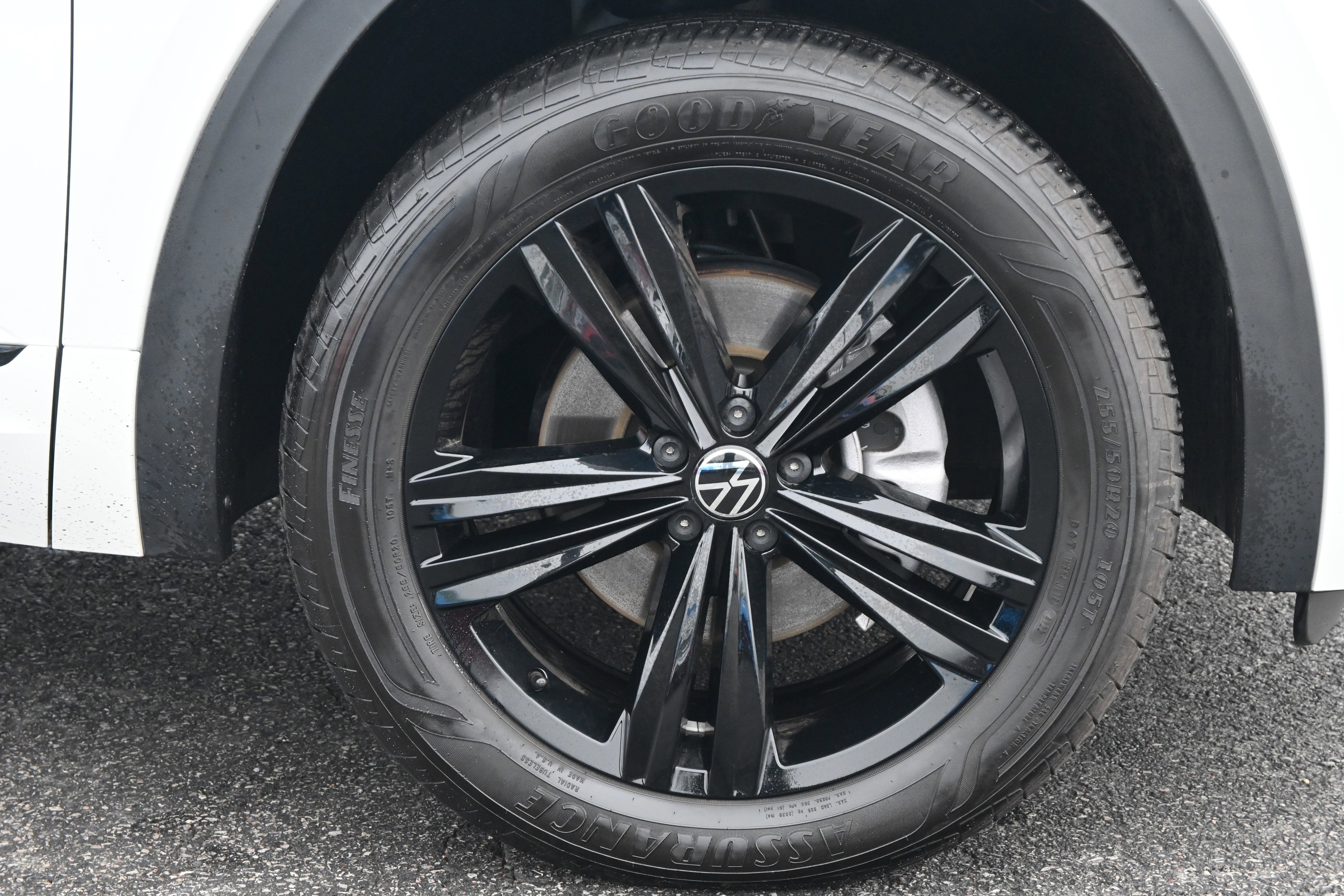 Used 2023 Volkswagen Atlas SEL R-Line image 13