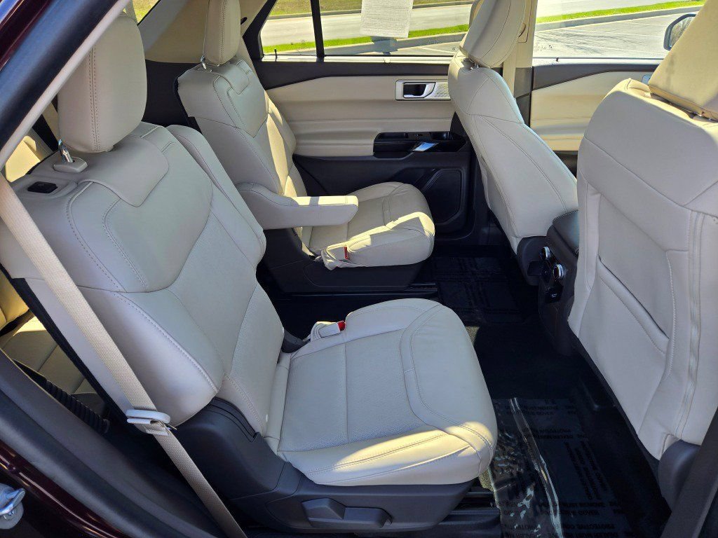 Certified 2023 Ford Explorer Platinum w/ Technology Package AWD/4WD image 13