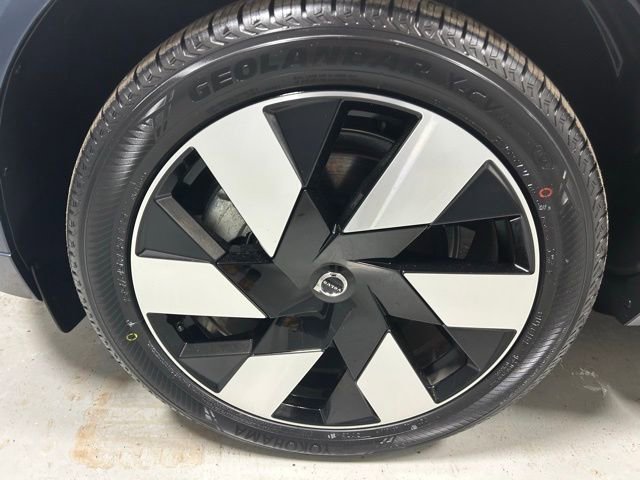 Certified 2025 Volvo XC60 T8 Plus w/ Protection Package image 6