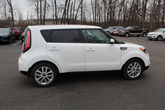Used 2017 Kia Soul + image 2