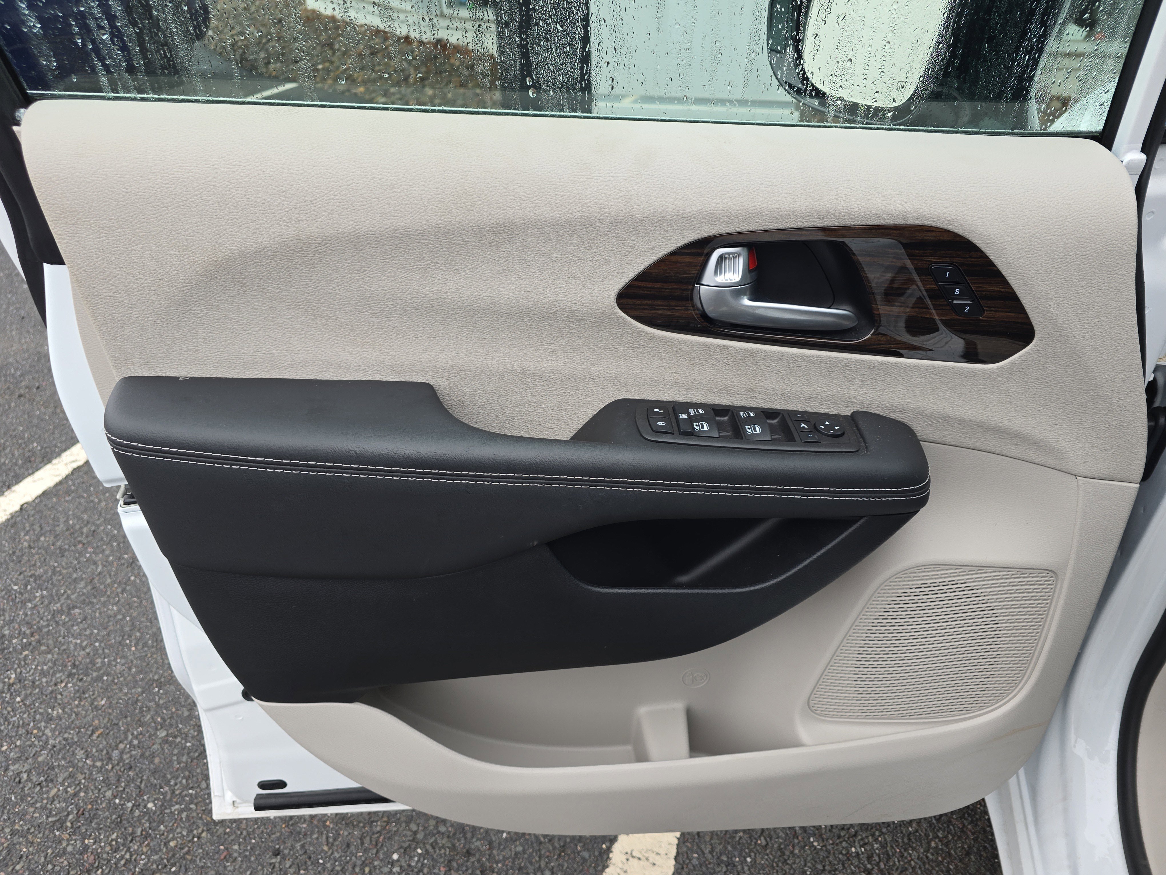 Used 2024 Chrysler Pacifica Limited image 17