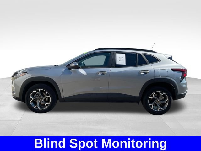 Used 2025 Chevrolet Trax LT w/ LT Convenience Package FWD image 2