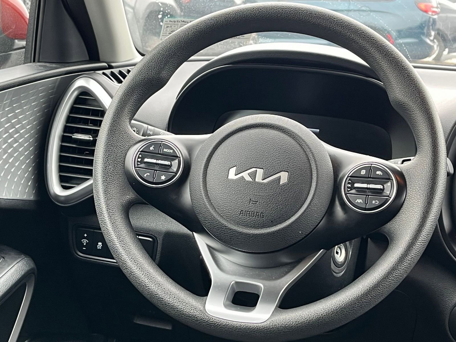 Used 2025 Kia Soul LX w/ LX Technology Package FWD image 25