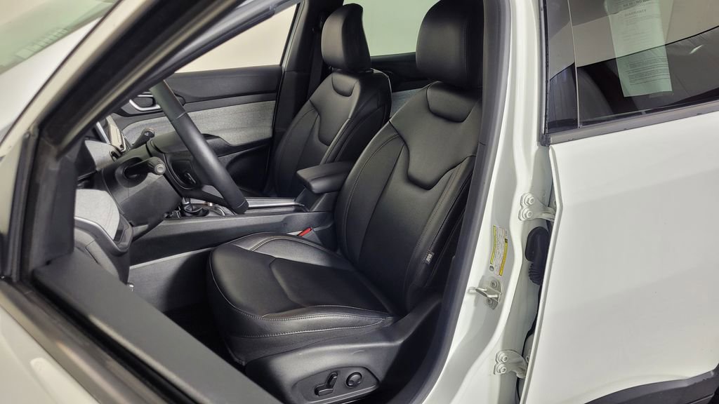 Used 2024 Jeep Compass Latitude image 14