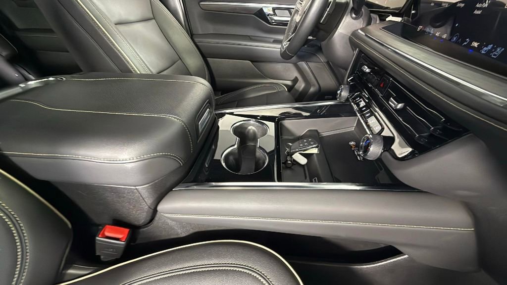 Certified 2025 Chevrolet Suburban Premier image 38