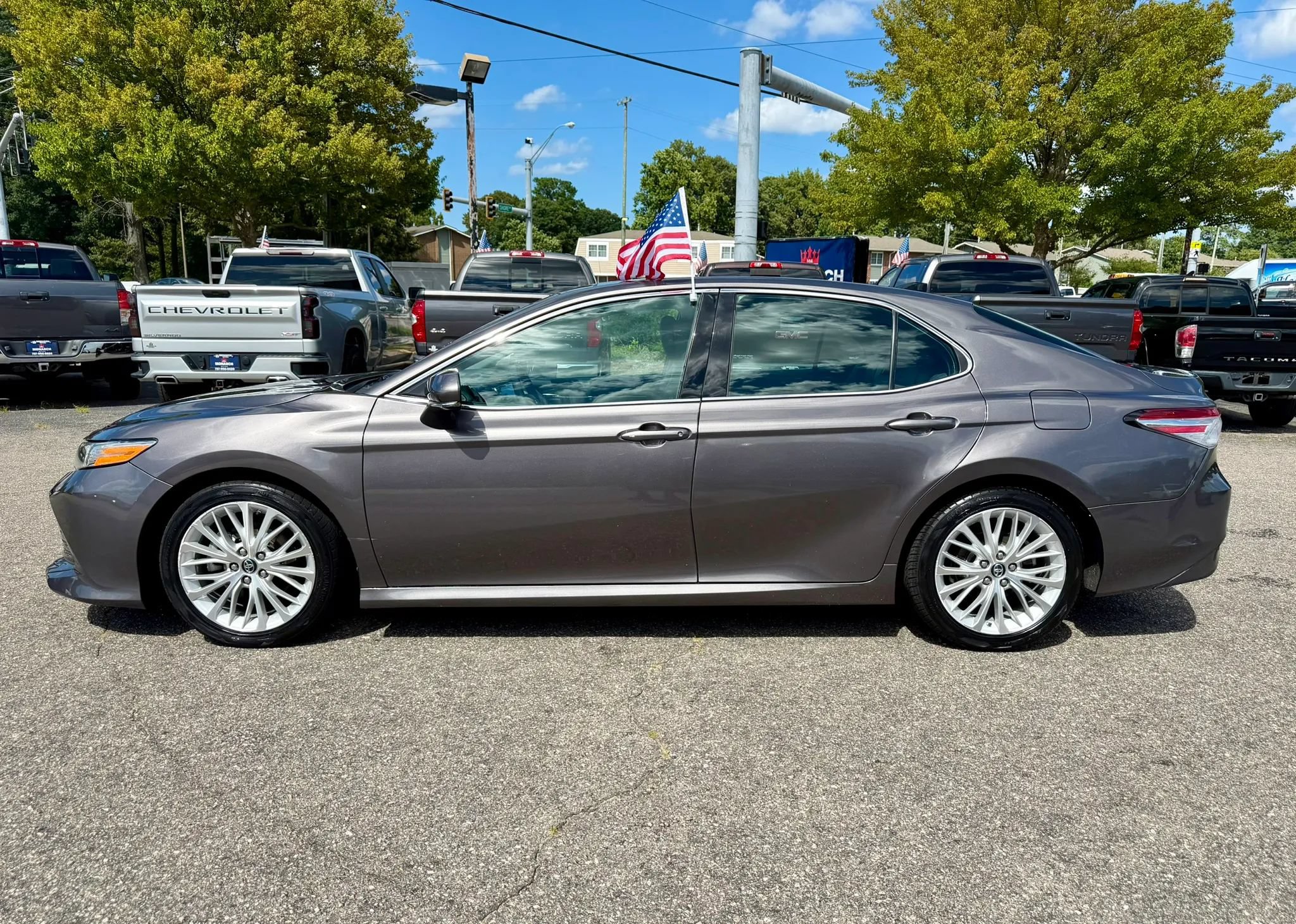 Used 2019 Toyota Camry XLE FWD image 2