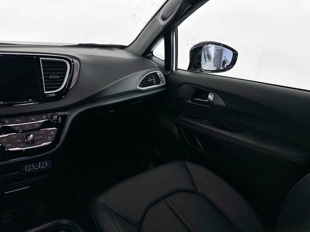 Certified 2025 Chrysler Pacifica Select image 33