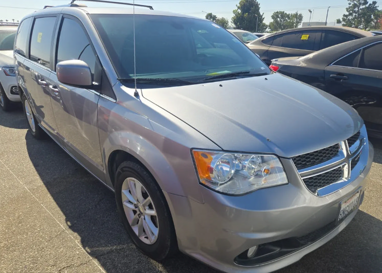 Used 2018 Dodge Grand Caravan SXT FWD image 1