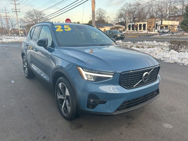 Certified 2025 Volvo XC40 B5 Plus image 6
