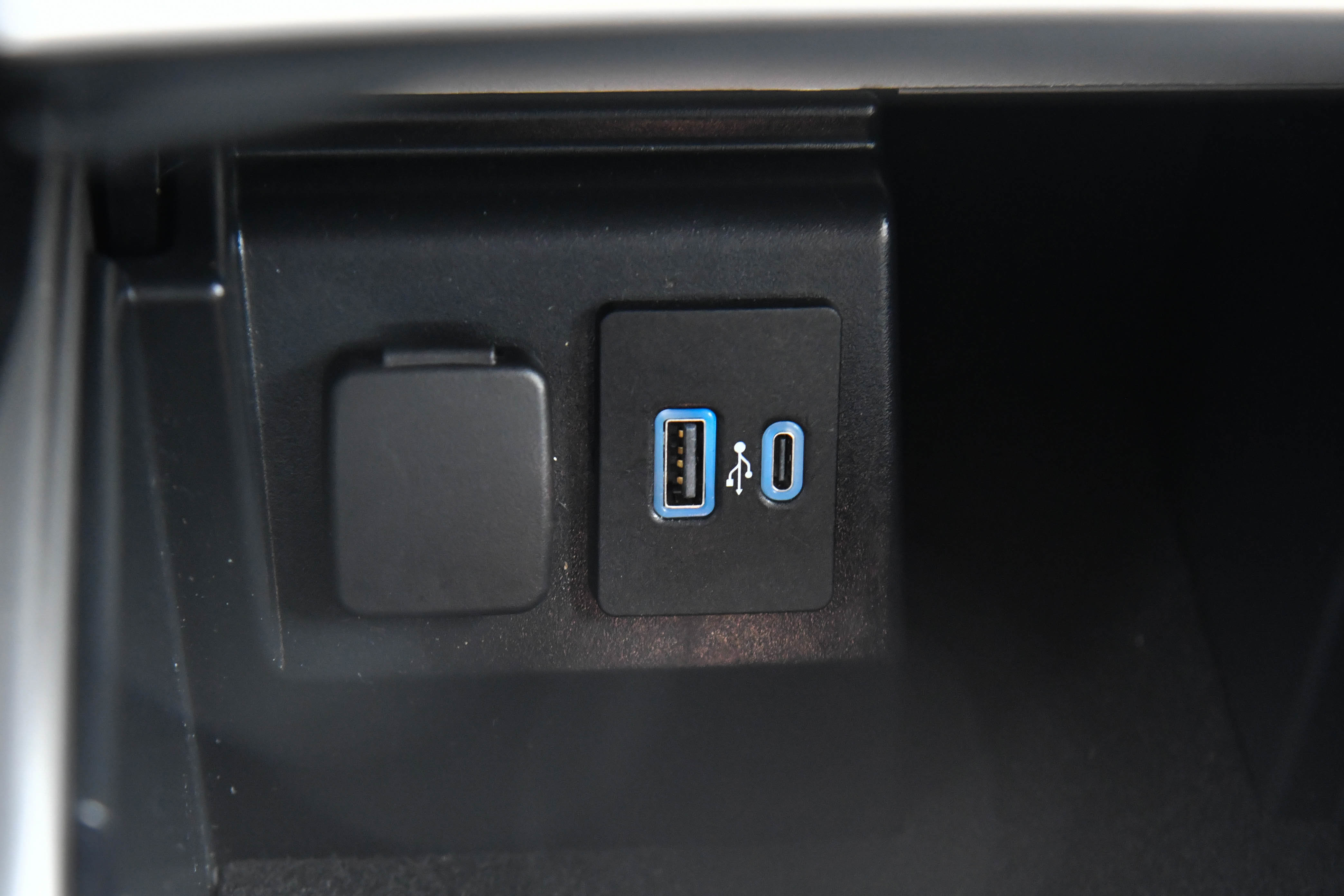 Used 2021 Ford Explorer XLT w/ Equipment Group 202A RWD image 26