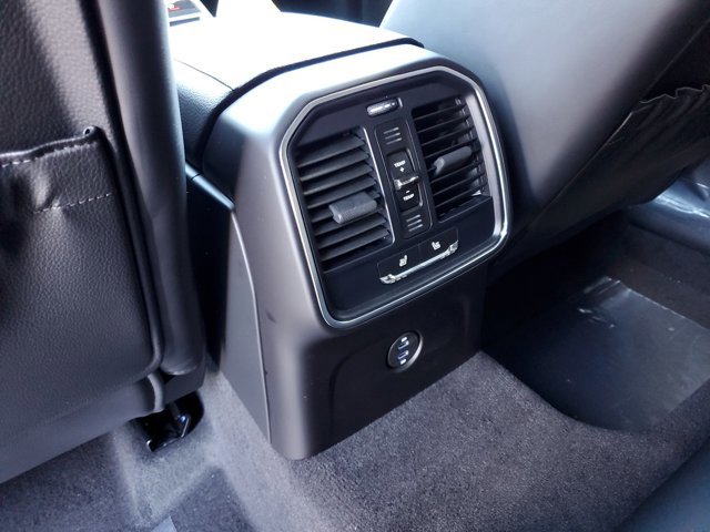 Used 2025 Porsche Macan image 18