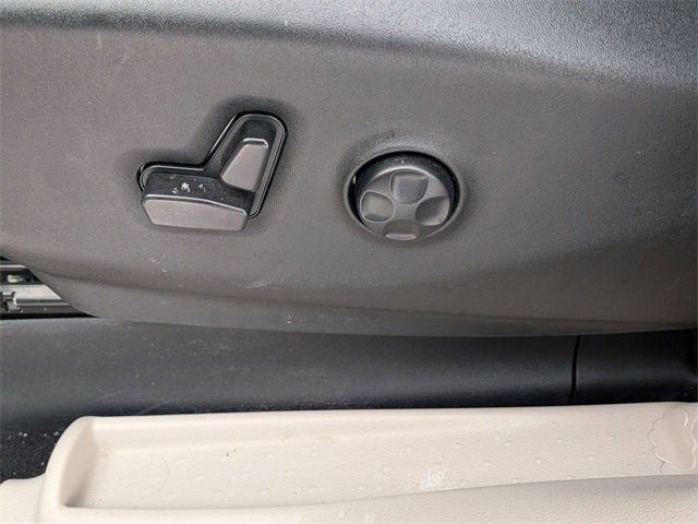 Used 2024 Chrysler Pacifica Touring-L image 13