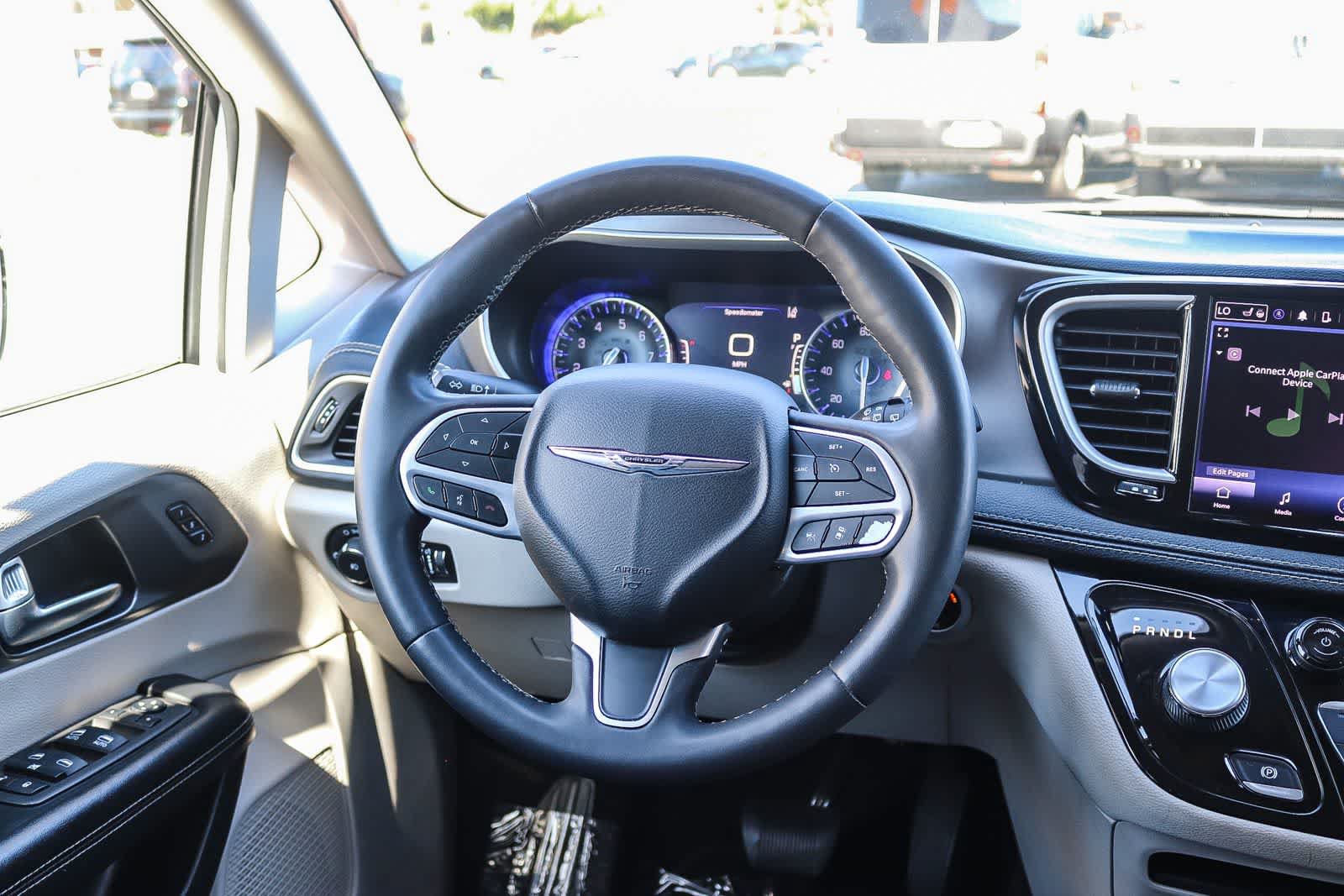 Used 2022 Chrysler Pacifica Touring-L FWD image 15