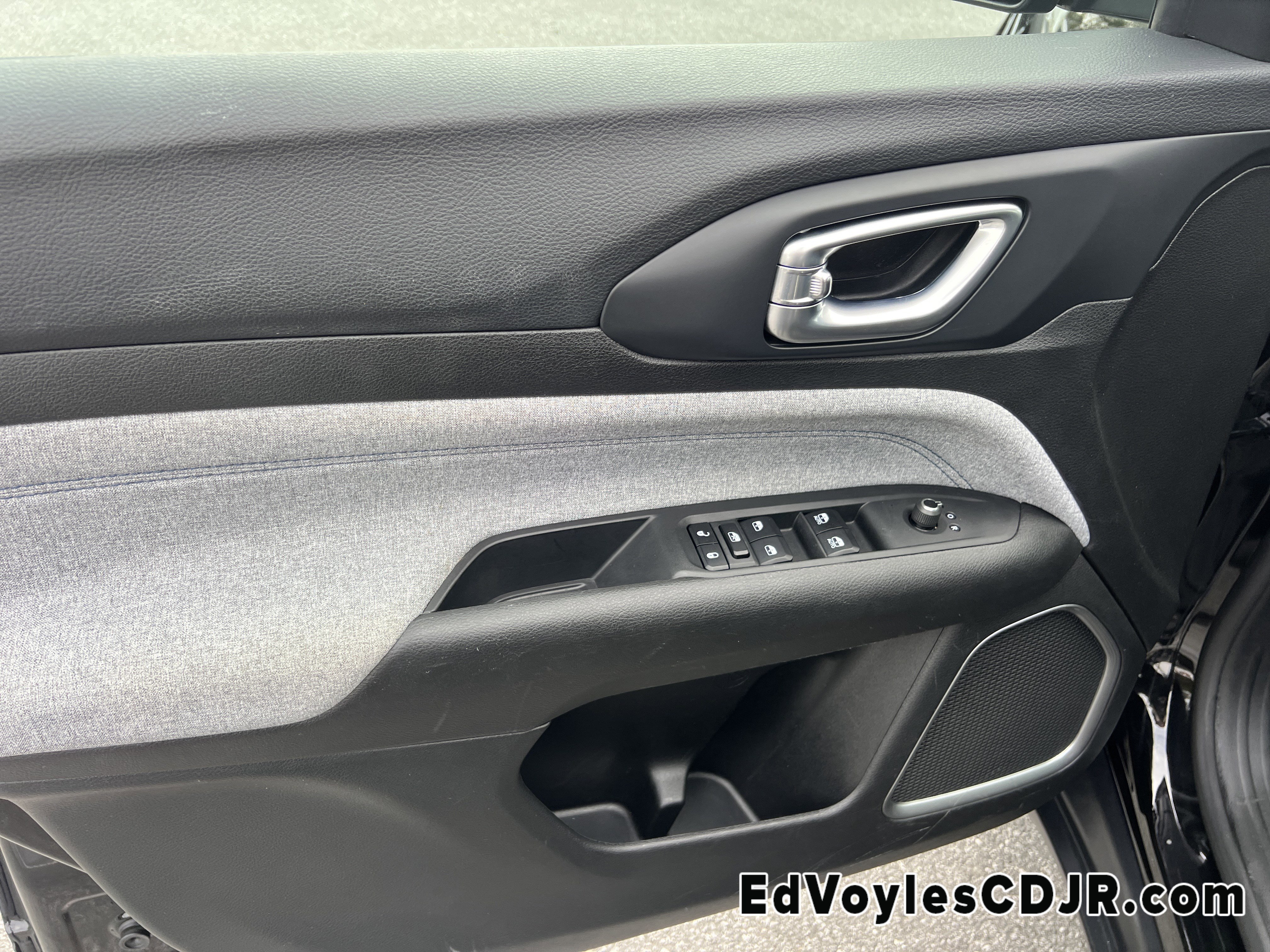 Used 2023 Jeep Compass Sport image 12