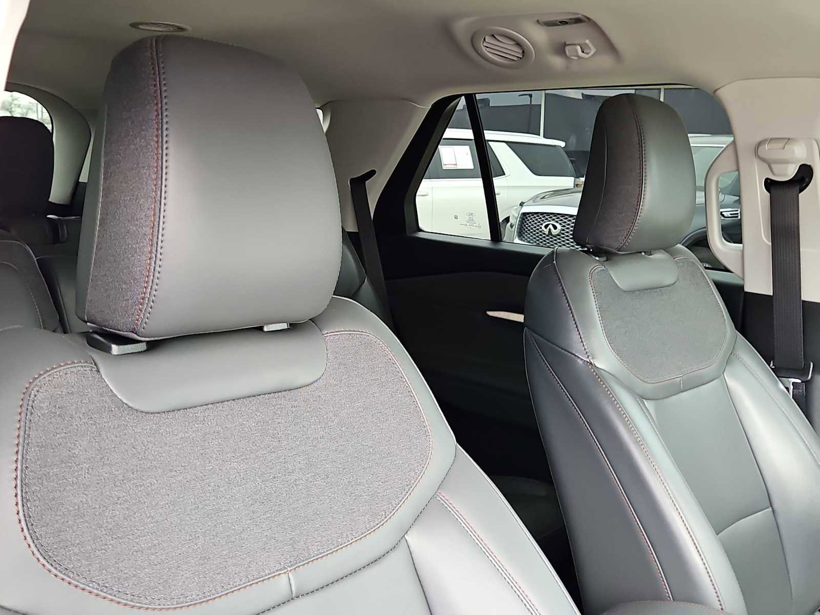 Used 2025 Ford Explorer Active w/ Active Comfort Package image 17