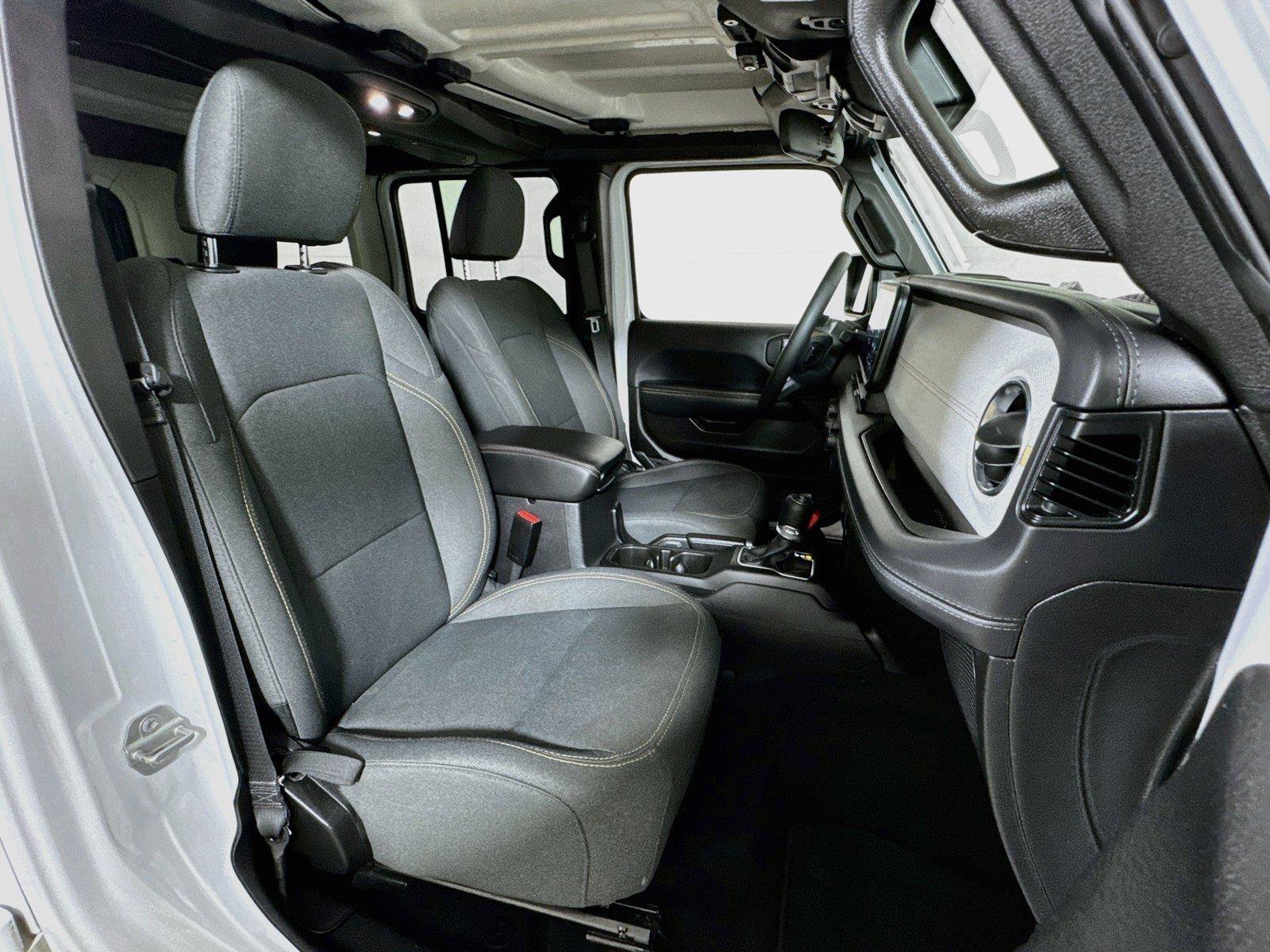 Used 2025 Jeep Wrangler Unlimited Sahara AWD/4WD image 25