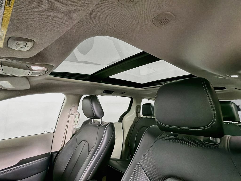Used 2020 Chrysler Pacifica Limited w/ Advanced Safetytec Group FWD image 22