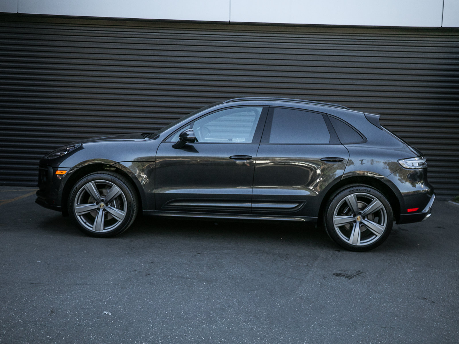 Certified 2023 Porsche Macan AWD/4WD image 2