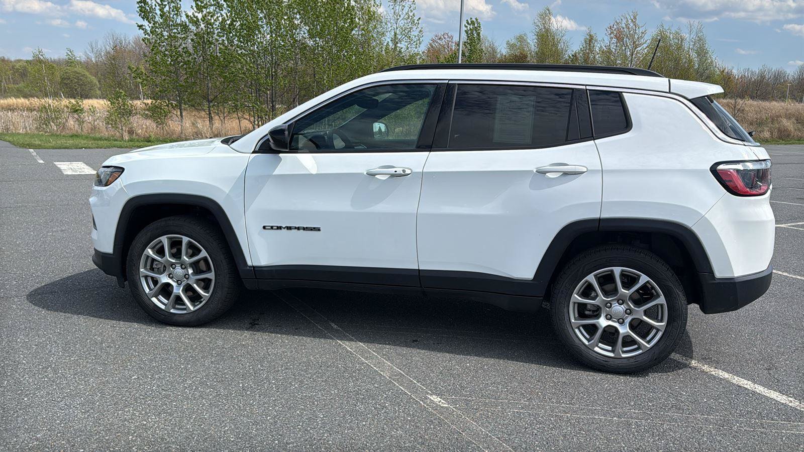 Used 2024 Jeep Compass Latitude AWD/4WD image 11