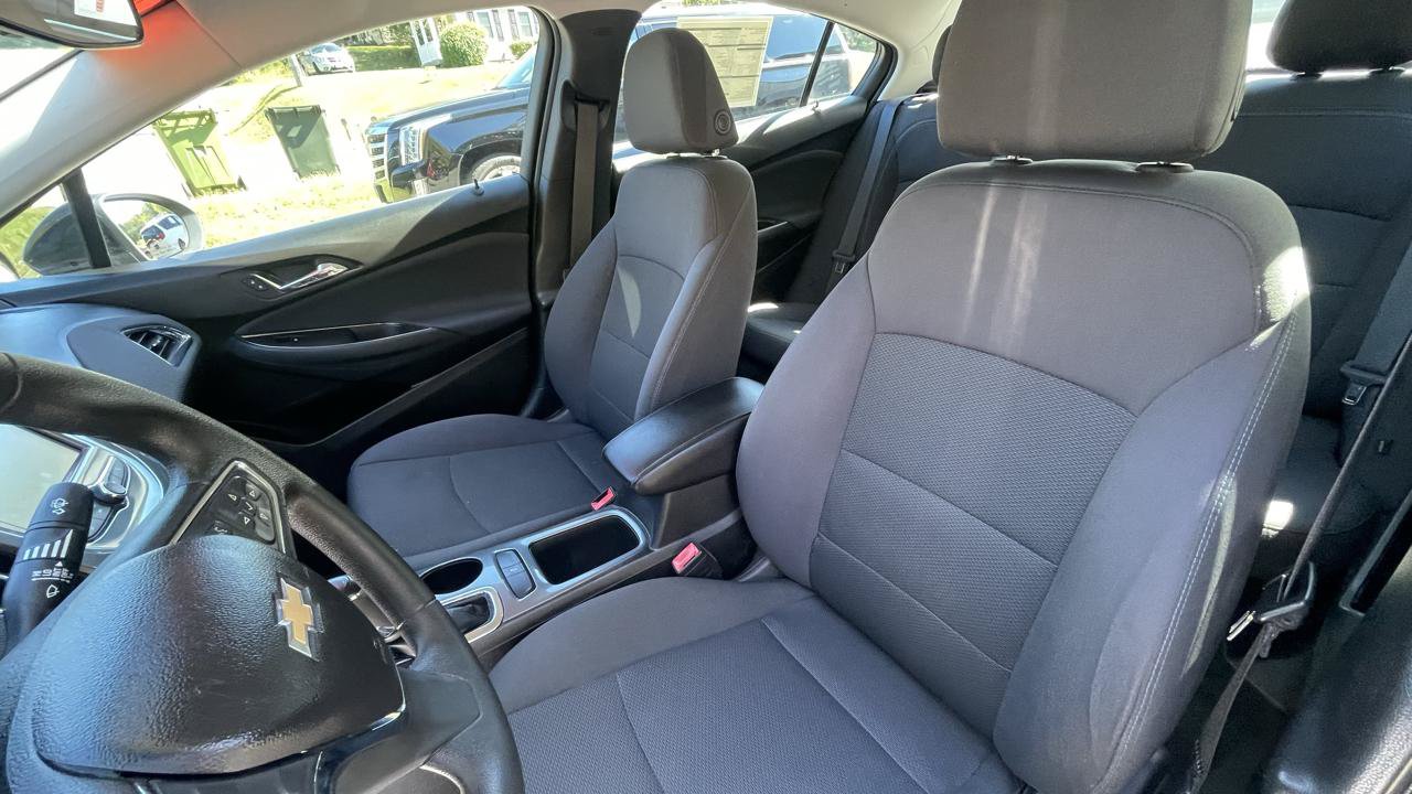 Used 2018 Chevrolet Cruze LT FWD image 17