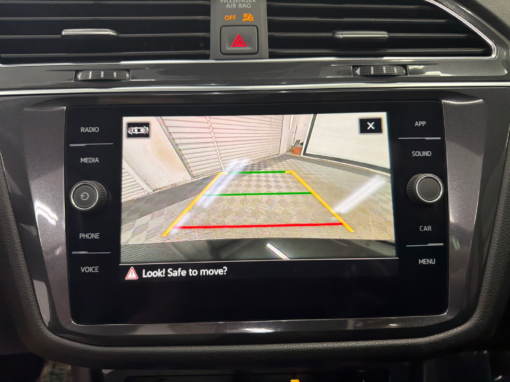 Used 2023 Volkswagen Tiguan SE w/ Panoramic Sunroof Package FWD image 30