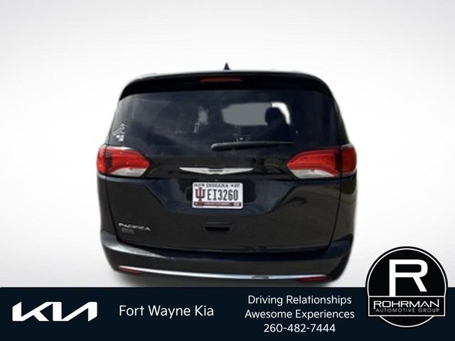 Used 2017 Chrysler Pacifica Touring-L FWD image 4