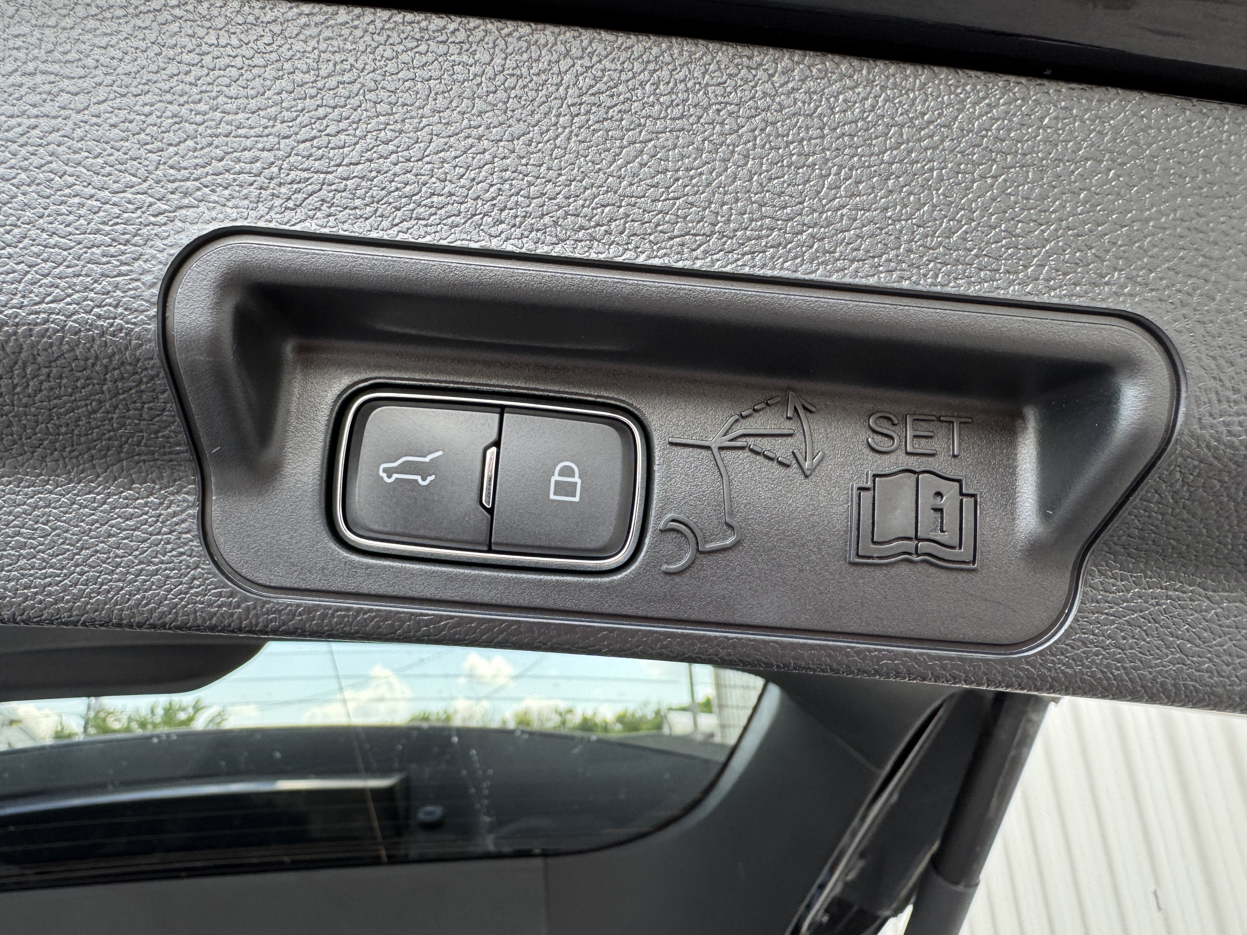 Used 2023 Ford Explorer XLT w/ Equipment Group 202A AWD/4WD image 33
